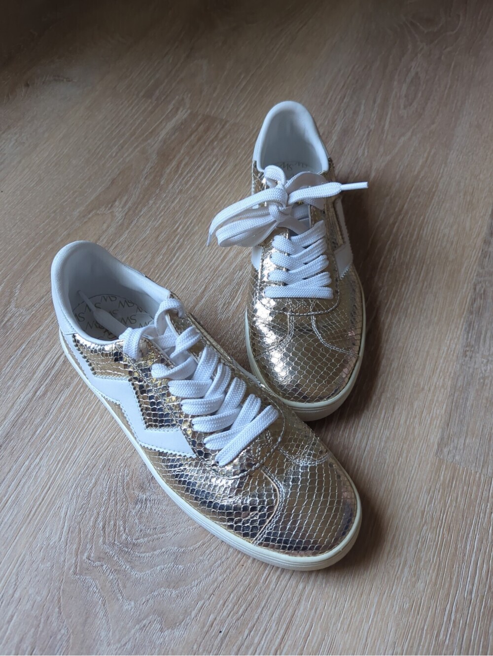 Stuart Weitzman Daryl Sneaker Snake Embossed Metallic Rose Gold White 6.5B